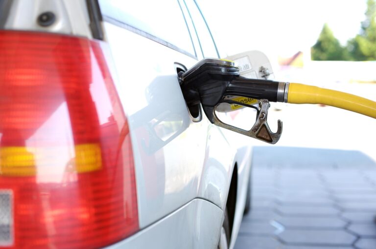 ¿Por qué sube o baja el precio del petróleo?